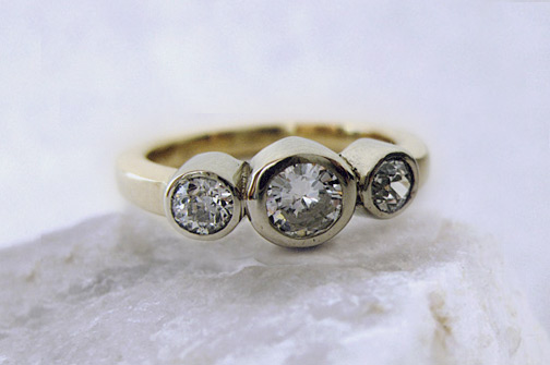 Photo - Custom ring - Yellow Gold with diamonds